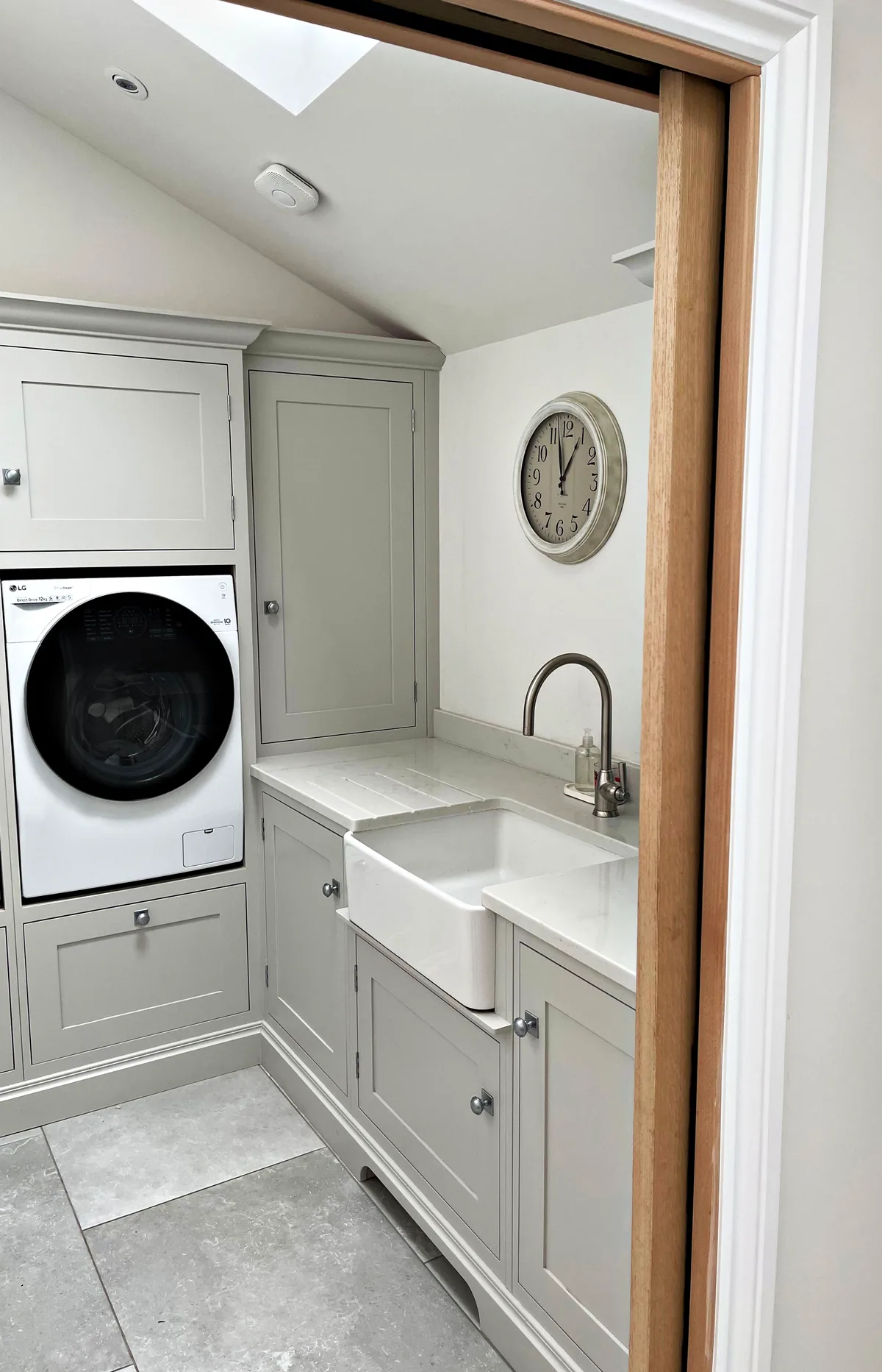 Utility room with a washing machine and a Belfast sink