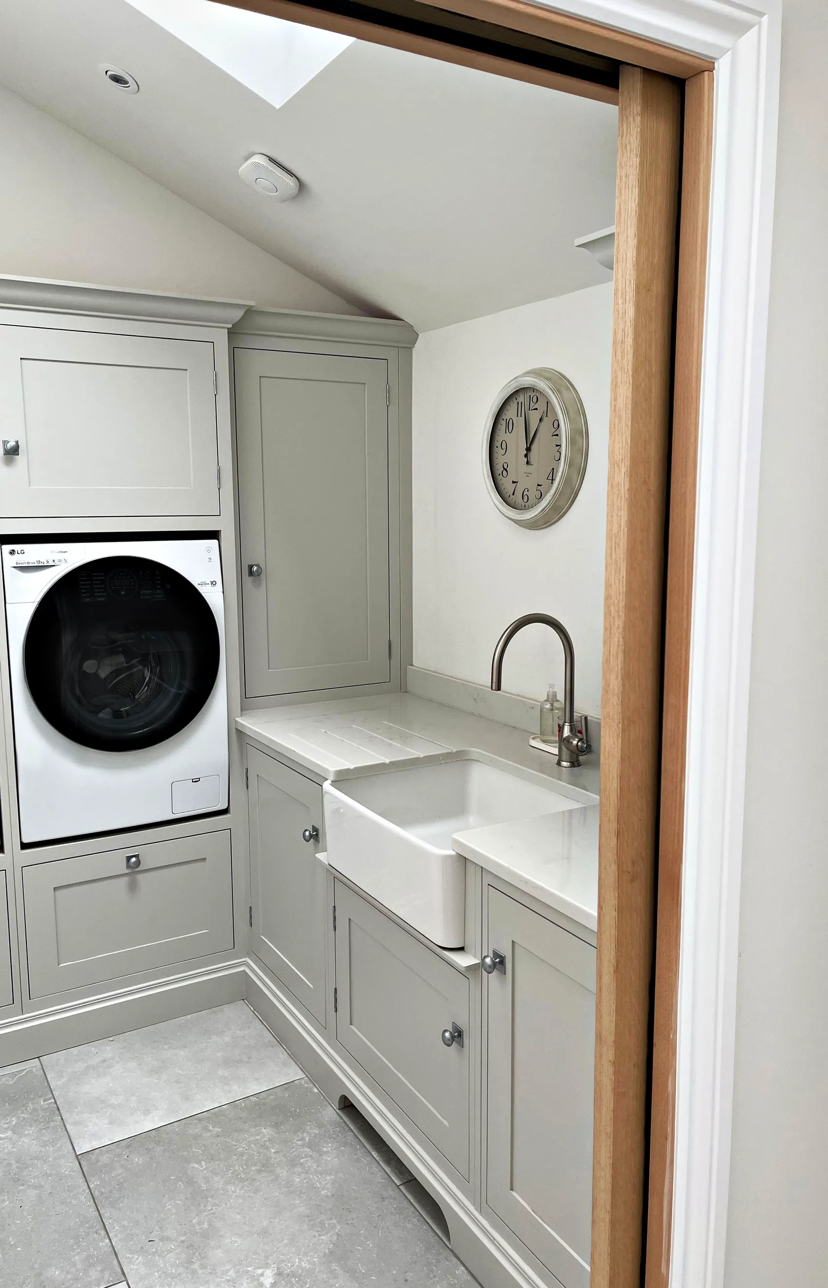 Utility room with a washing machine and a Belfast sink