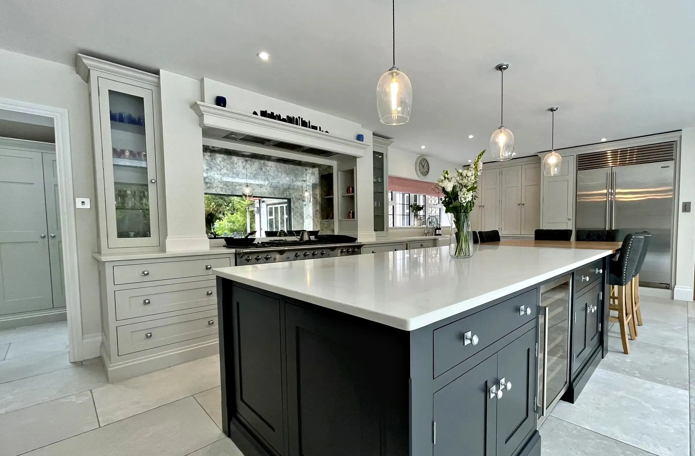 Munstead Plat kitchen with the Off Black island and mirrored splashback