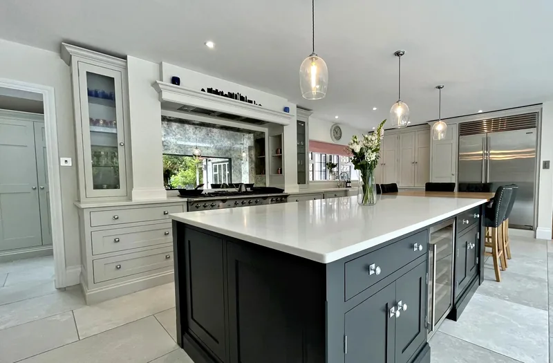 Munstead Plat kitchen with the Off Black island and mirrored splashback